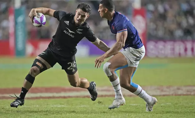 New Zealand’s Tepaea Cook-Savage runs with the ball during the men’s final match against France in the Hong Kong Sevens rugby tournament in Hong Kong, Sunday, April 7, 2024. (AP Photo/Louise Delmotte)