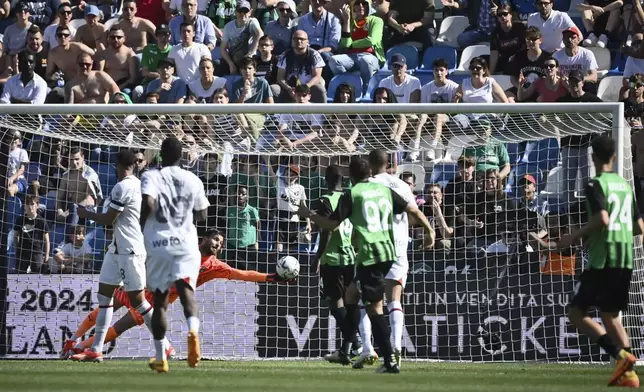 Sassuolo's Armand Lauriente scores their side's third goal of the game during the Serie A soccer match between Sassuolo and Milan at Mapei Stadium in Sassuolo, Italy, Sunday April 14, 2024 (Massimo Paolone/LaPresse)