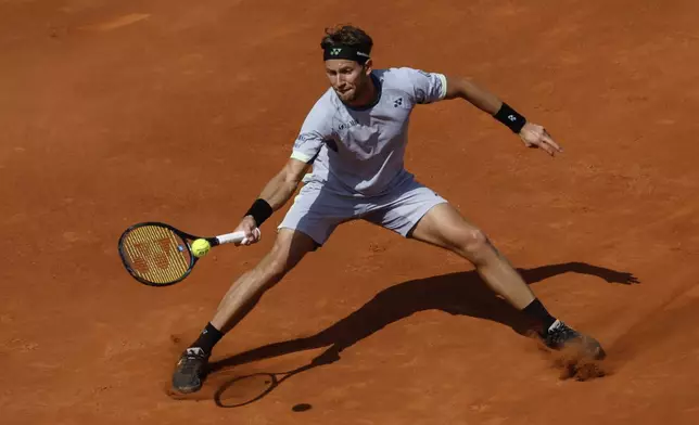 Casper Ruud of Norway returns the ball against Tomas Martin Etcheverry of Argentina during a semi final open tennis tournament in Barcelona, Spain, Saturday, April 20, 2024. (AP Photo/Joan Monfort)