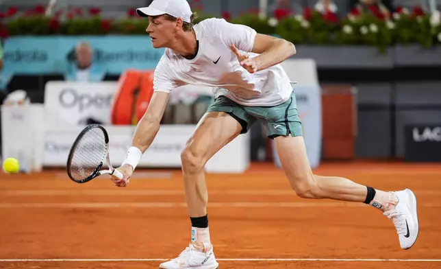 Jannik Sinner, of Italy, returns the ball to Lorenzo Sonego, of Italy, during the Mutua Madrid Open tennis tournament in Madrid, Saturday, April 27, 2024. (AP Photo/Manu Fernandez)