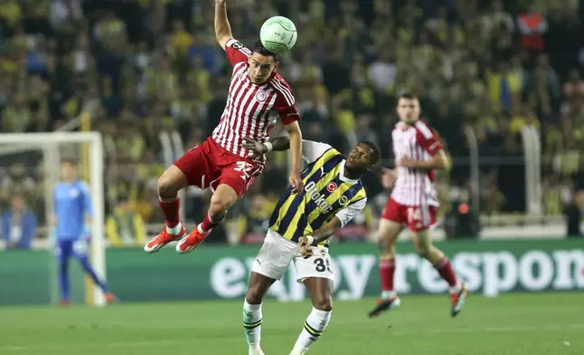 Olympiacos' Santiago Hezze, left, goes for a header with Fenerbahce's Fred, during the Europa Conference League quarter final second leg soccer match between Fenerbahce and Olympiacos at Sukru Saracoglu stadium in Istanbul, Turkey, Thursday, April 18, 2024. (Murat Akbas/Dia Images via AP)