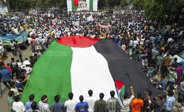 Bangladeshi students display a giant Palestinian flag, as they march during a pro- Palestinian demonstration at the Dhaka University area in Dhaka, Bangladesh, Monday, May 6, 2024. (AP Photo/ Mahmud Hossain Opu )