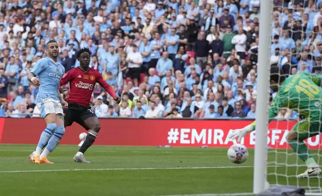 Manchester United's Kobbie Mainoo, second left, scores his side's second goal during the English FA Cup final soccer match between Manchester City and Manchester United at Wembley Stadium in London, Saturday, May 25, 2024. (AP Photo/Kin Cheung)