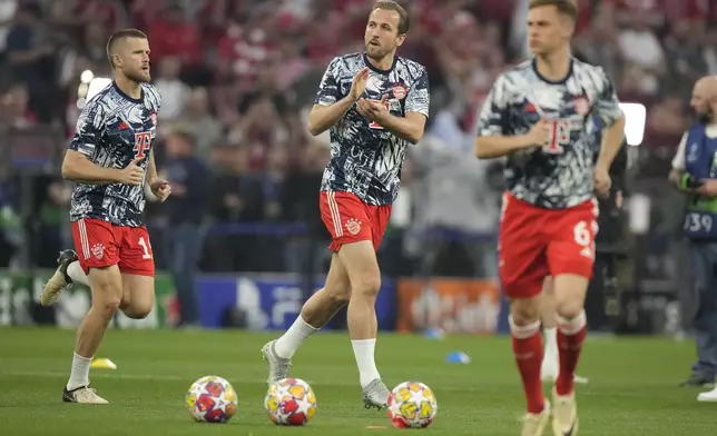 Bayern's Harry Kane, center, applauds fans as he warms up prior to the Champions League semifinal first leg soccer match between Bayern Munich and Real Madrid at the Allianz Arena in Munich, Germany, Tuesday, April 30, 2024. (AP Photo/Matthias Schrader)