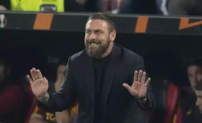 Roma's head coach Daniele De Rossi gestures during the Europa League second leg semi-final soccer match between Leverkusen and Roma at the BayArena in Leverkusen, Germany, Thursday, May 9, 2024. (AP Photo/Matthias Schrader)