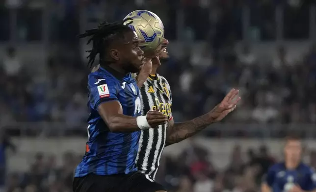 Atalanta's Ademola Lookman, left, and Juventus' Danilo go for a header during the Italian Cup final soccer match between Atalanta and Juventus at Rome's Olympic Stadium, Italy, Wednesday, May 15, 2024. (AP Photo/Gregorio Borgia)