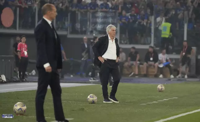 Atalanta's head coach Gian Piero Gasperini, right, and Juventus' head coach Massimiliano Allegri watch the Italian Cup final soccer match between Atalanta and Juventus at Rome's Olympic Stadium, Wednesday, May 15, 2024. (AP Photo/Gregorio Borgia)