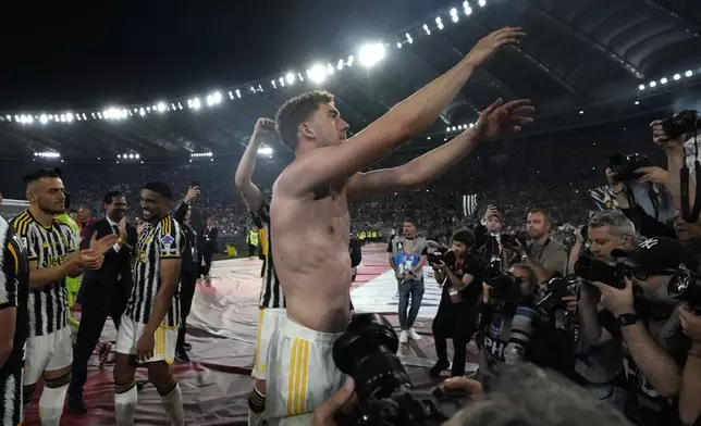 Juventus' Dusan Vlahovic celebrates with supporters at the end of the Italian Cup final soccer match between Atalanta and Juventus at Rome's Olympic Stadium, Wednesday, May 15, 2024. (AP Photo/Gregorio Borgia)