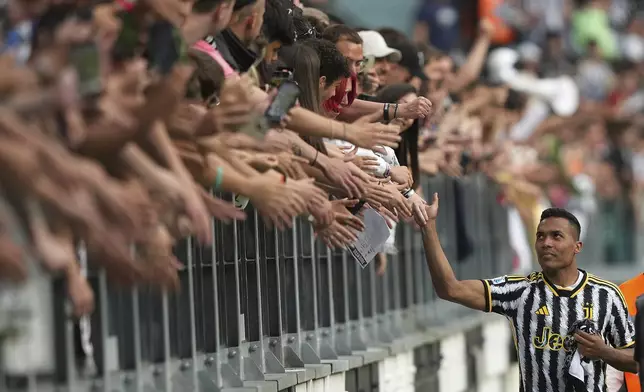 Juventus' Alex Sandro greets the fans during the Italian Serie A soccer match between Juventus and Monza at the Allianz Stadium in Turin, Italy, Saturday, May 25, 2024. (Spada/LaPresse via AP)