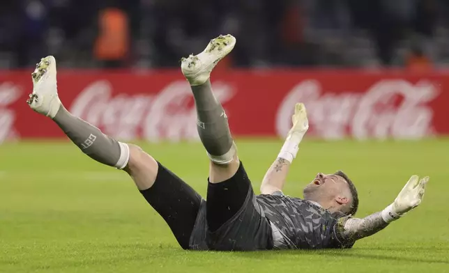 Goalkeeper Guido Herrera of Argentina's Talleres celebrates after teammate Gustavo Bou scored their side's third goal against Ecuador's Barcelona during a Copa Libertadores Group B soccer match at Mario Alberto Kempes stadium in Cordoba, Argentina, May 8, 2024. (AP Photo/Nicolas Aguilera)