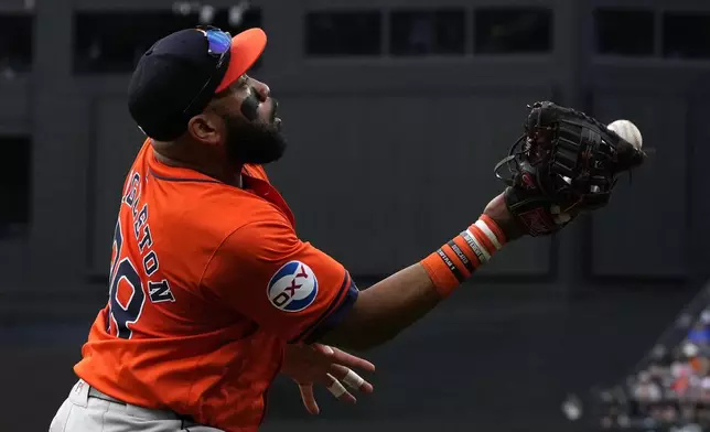 Houston Astros first baseman Jon Singleton catches a ball in foul territory hit by New York Mets' Pete Alonso during the sixth inning of a baseball game, Saturday, June 29, 2024, in New York. (AP Photo/Pamela Smith)