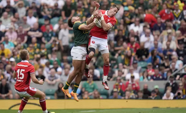 South Africa's Jordan Hendrikse, left, and Wales' Liam Williams battle for a high ball during the rugby union cup match between Wales and South Africa at Twickenham Stadium, London, Saturday June 22, 2024. (Andrew Matthews/PA via AP)