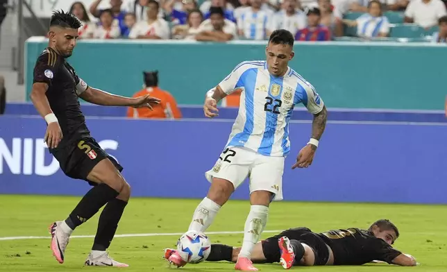 Argentina's Lautaro Martínez (22) scores his side's second goal against Peru during a Copa America Group A soccer match in Miami Gardens, Fla., Saturday, June 29, 2024.(AP Photo/Lynne Sladky)