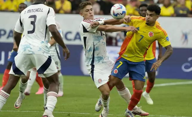 Colombia's Luis Diaz, right, and Costa Rica's Brandon Aguilera battle for the ball during a Copa America Group D soccer match in Glendale, Ariz., Friday, June 28, 2024. (AP Photo/Rick Scuteri)