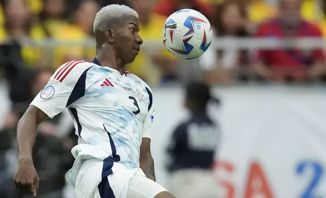 Costa Rica's Jeyland Mitchell eyes the ball during a Copa America Group D soccer match against Colombia in Glendale, Ariz., Friday, June 28, 2024. (AP Photo/Matt York)