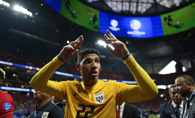 Panama's goalkeeper Orlando Mosquera celebrates his team's 2-1 victory over United States at the end of a Copa America Group C soccer match in Atlanta, Thursday, June 27, 2024. (AP Photo/Mike Stewart)