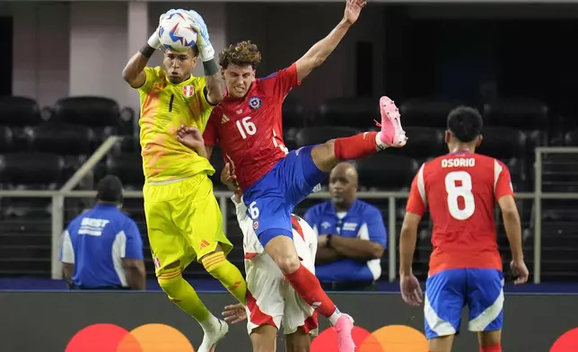 Peru's goalkeeper Pedro Gallese catches a ball beside Chile's Igor Lichnovsky during a Copa America Group A soccer match in Arlington, Texas, Friday, June 21, 2024. (AP Photo/Julio Cortez)