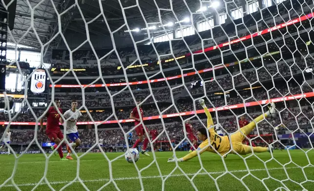 Bolivia's goalkeeper Guillermo Viscarra fails to stop a goal by Folarin Balogun of the United States during a Copa America Group C soccer match in Arlington, Texas, Sunday, June 23, 2024. (AP Photo/Tony Gutierrez)