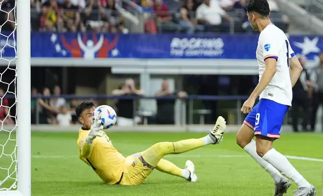 Bolivia's goalkeeper Guillermo Viscarra makes a save after a shot by Ricardo Pepi of the United States during a Copa America Group C soccer match in Arlington, Texas, Sunday, June 23, 2024. (AP Photo/Julio Cortez)