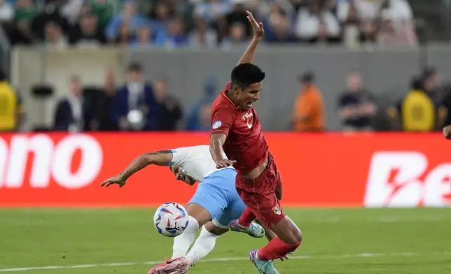Bolivia's Yomar Rocha, right, and Uruguay's Maximiliano Araujo battle for the ball during a Copa America Group C soccer match in East Rutherford, N.J., Thursday, June 27, 2024. (AP Photo/Julia Nikhinson)