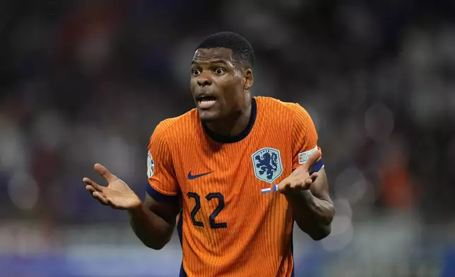 Denzel Dumfries of the Netherlands protest to referee Anthony Taylor of England, after a goal scored by a teammate Nathan Ake was disallowed during a Group D match between the Netherlands and France at the Euro 2024 soccer tournament in Leipzig, Germany, Friday, June 21, 2024. (AP Photo/Mathias Schrader)