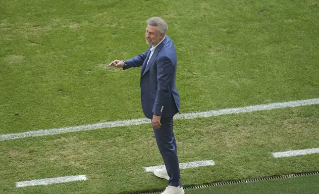 Romania's head coach Edward Iordanescu instructs his players during a Group E match against Slovakia at the Euro 2024 soccer tournament in Frankfurt, Germany, Wednesday, June 26, 2024. (AP Photo/Darko Vojinovic)