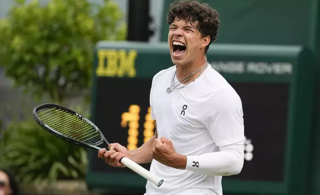 Ben Shelton of the United States celebrates after defeating Lloyd Harris of South Africa in their second round match at the Wimbledon tennis championships in London, Thursday, July 4, 2024. (AP Photo/Mosa'ab Elshamy)