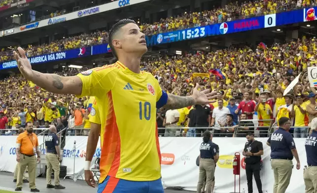 Colombia's James Rodriguez celebrates scoring his side's 2nd goal from the penalty spot against Panama during a Copa America quarterfinal soccer match in Glendale, Ariz., Saturday, July 6, 2024. (AP Photo/Rick Scuteri)