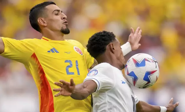 Colombia's Daniel Munoz, left, and Panama's Edgar Barcenas vie for the ball during a Copa America quarterfinal soccer match in Glendale, Ariz., Saturday, July 6, 2024. (AP Photo/Ross Franklin)