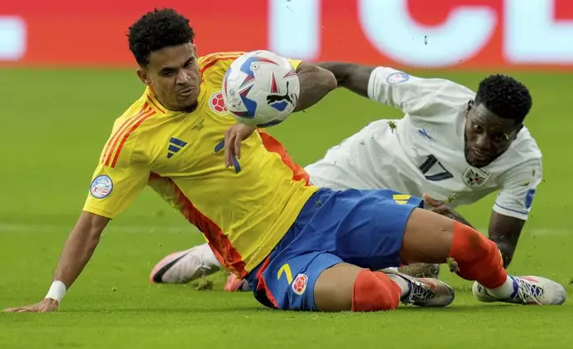 Colombia's Luis Diaz, left, and Panama's Jose Fajardo fall during a Copa America quarterfinal soccer match in Glendale, Ariz., Saturday, July 6, 2024. (AP Photo/Ross Franklin)