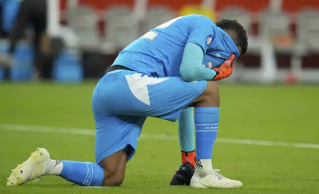 Panama's goalkeeper Orlando Mosquera covers his face after his side's 0-5 lost against Colombia in a Copa America quarterfinal soccer match in Glendale, Ariz., Saturday, July 6, 2024. (AP Photo/Ross Franklin)