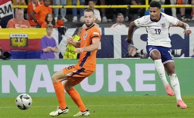 England's Ollie Watkins, right, scores his side's second goal during a semifinal match between the Netherlands and England at the Euro 2024 soccer tournament in Dortmund, Germany, Wednesday, July 10, 2024. (AP Photo/Martin Meissner)