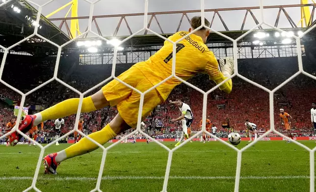 England's Harry Kane, rear center, scores his side's first goal by a penalty kick during a semifinal match between the Netherlands and England at the Euro 2024 soccer tournament in Dortmund, Germany, Wednesday, July 10, 2024. (AP Photo/Frank Augstein)