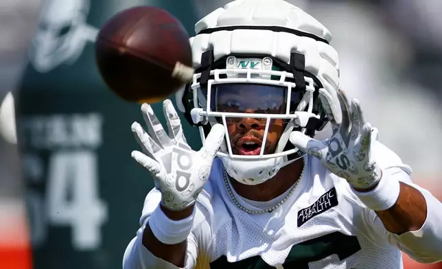 New York Jets wide receiver Malik Taylor (86) catches a pass during the team's NFL football training camp, Saturday, July 27, 2024, in Florham Park, N.J. (AP Photo/Rich Schultz)