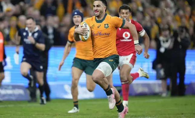 Australia's Tom Wright runs to score a try during the rugby international between Australia and Wales in Sydney, Australia, Saturday, July 6, 2024. (AP Photo/Rick Rycroft)