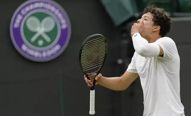 Ben Shelton of the United States reacts during his fourth round match against Jannik Sinner of Italy at the Wimbledon tennis championships in London, Sunday, July 7, 2024. (AP Photo/Kirsty Wigglesworth)