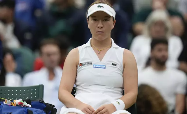 Lulu Sun of New Zealand rests between games during her quarterfinal match against Donna Vekic of Croatia at the Wimbledon tennis championships in London, Tuesday, July 9, 2024. (AP Photo/Mosa'ab Elshamy)