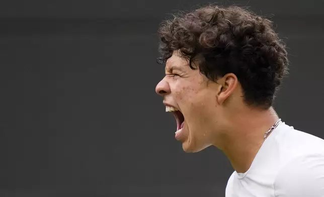 Ben Shelton of the United States reacts during his fourth round match against Jannik Sinner of Italy at the Wimbledon tennis championships in London, Sunday, July 7, 2024. (AP Photo/Kirsty Wigglesworth)