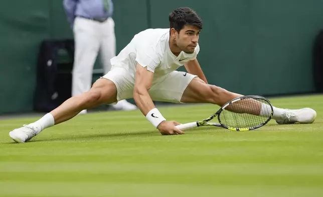 Carlos Alcaraz of Spain plays a forehand return to Ugo Humbert of France during their fourth round match at the Wimbledon tennis championships in London, Sunday, July 7, 2024. (AP Photo/Alberto Pezzali)