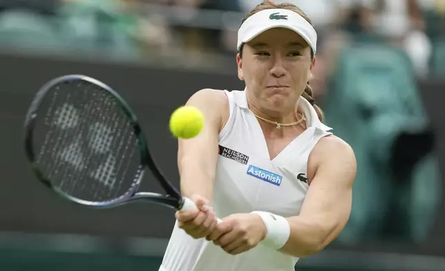 Lulu Sun of New Zealand plays a backhand return to Donna Vekic of Croatia during their quarterfinal match at the Wimbledon tennis championships in London, Tuesday, July 9, 2024. (AP Photo/Mosa'ab Elshamy)