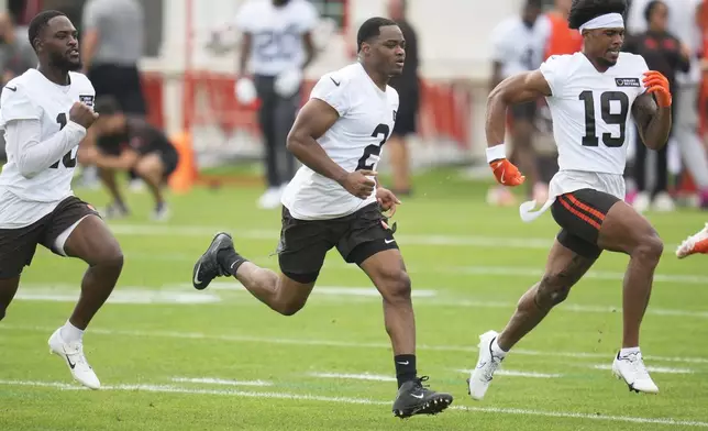 From left to right, Cleveland Browns wide receivers David Bell, Amari Cooper and Cedric Tillman run during an NFL football training camp practice in White Sulphur Springs, W.Va., Thursday, July 25, 2024. (AP Photo/Sue Ogrocki)