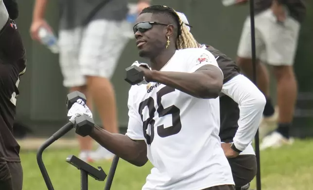 Cleveland Browns tight end David Njoku (85) warms up during an NFL football training camp practice in White Sulphur Springs, West Virginia, Thursday, July 25, 2024. (AP Photo/Sue Ogrocki)