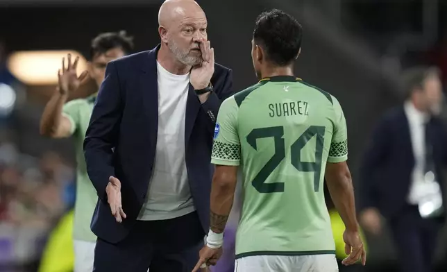 Bolivia's coach Antonio Carlos Zago, left, gives instructions to Marcelo Suarez during a Copa America Group C soccer match against Panama, in Orlando, Fla., Monday, July 1, 2024. (AP Photo/John Raoux)
