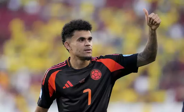Colombia's Luis Diaz gestures to fans after Colombia tied Brazil 1-1 in a Copa America Group D soccer match Tuesday, July 2, 2024, in Santa Clara, Calif. (AP Photo/Godofredo A. Vásquez)