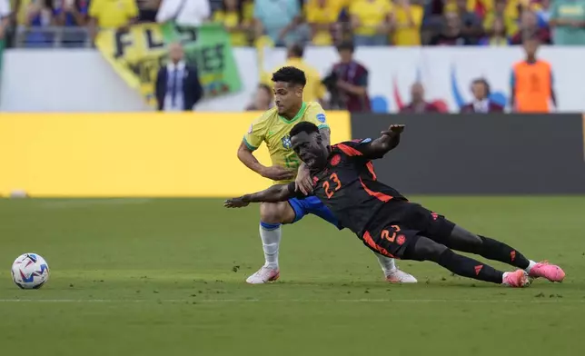 Colombia's Davinson Sanchez, right, collides with Brazil's Joao Gomes during the second half of a Copa America Group D soccer match Tuesday, July 2, 2024, in Santa Clara, Calif. (AP Photo/Godofredo A. Vásquez)