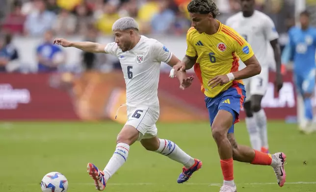 Colombia's Richard Rios chases Panama's Cristian Martínez during a Copa America quarterfinal soccer match in Glendale, Ariz., Saturday, July 6, 2024. (AP Photo/Ross Franklin)