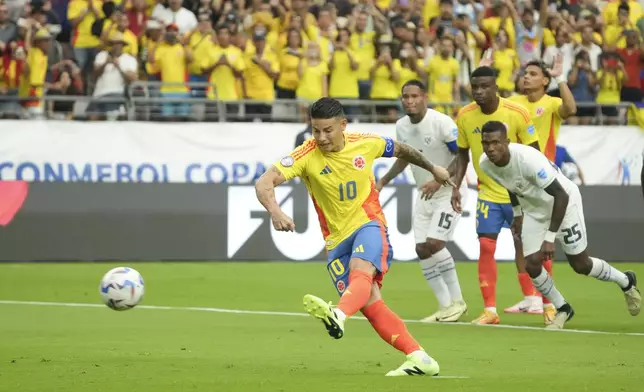 Colombia's James Rodriguez scores his side's 2nd goal from the penalty spot against Panama during a Copa America quarterfinal soccer match in Glendale, Ariz., Saturday, July 6, 2024. (AP Photo/Rick Scuteri)