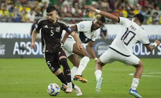 Mexico's Johan Vasquez, left, dribbles the ball past Ecuador's Kevin Rodriguez, center, and Kendry Paez during a Copa America Group B soccer match in Glendale, Ariz., Sunday, June 30, 2024. (AP Photo/Rick Scuteri)