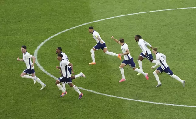 England celebrate after winning a quarterfinal match between England and Switzerland at the Euro 2024 soccer tournament in Duesseldorf, Germany, Saturday, July 6, 2024. (AP Photo/Hassan Ammar)