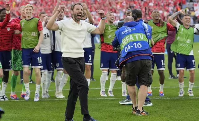 England's manager Gareth Southgate and his players celebrate their victory during a quarterfinal match between England and Switzerland at the Euro 2024 soccer tournament in Duesseldorf, Germany, Saturday, July 6, 2024. (AP Photo/Martin Meissner)